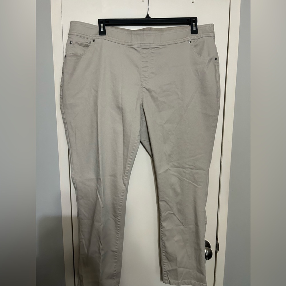 Like new women’s size 20W Kim Roger’s pull on denim pants. Khaki color